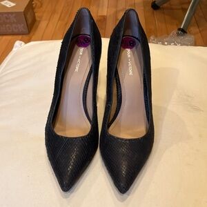 Pour la Victoire Black Women's snake print Heels